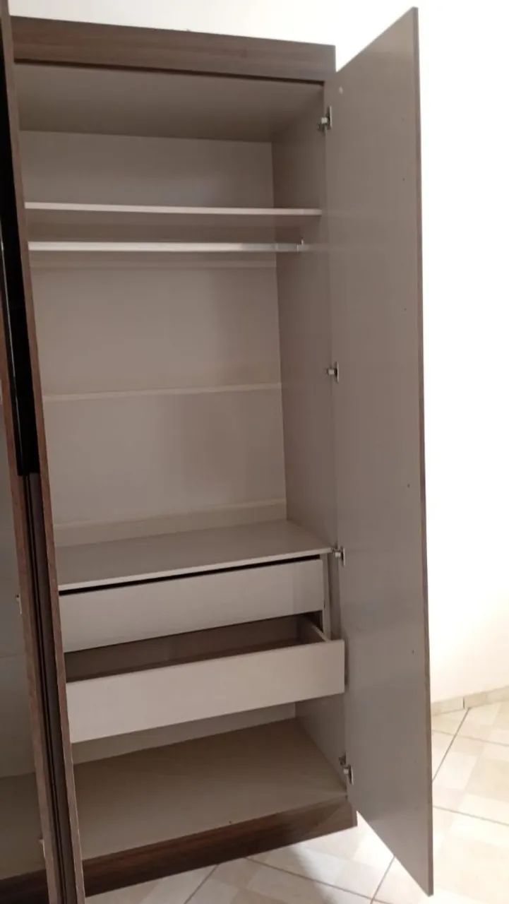 VENDO GUARDA ROUPA 6 PORTAS - Foto 4