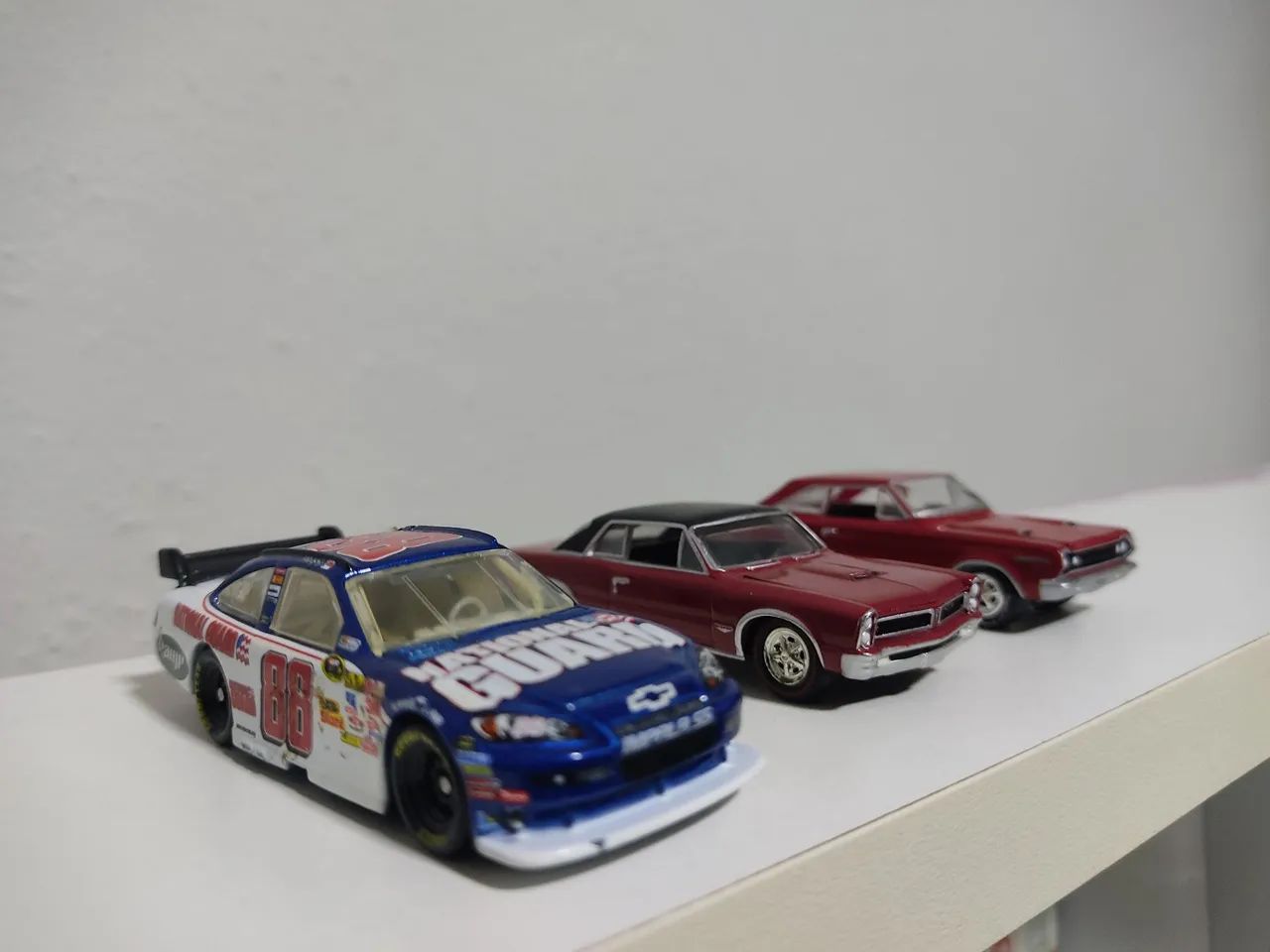 LOTE COM TRÊS MINIATURAS DE CARROS  - Foto 2