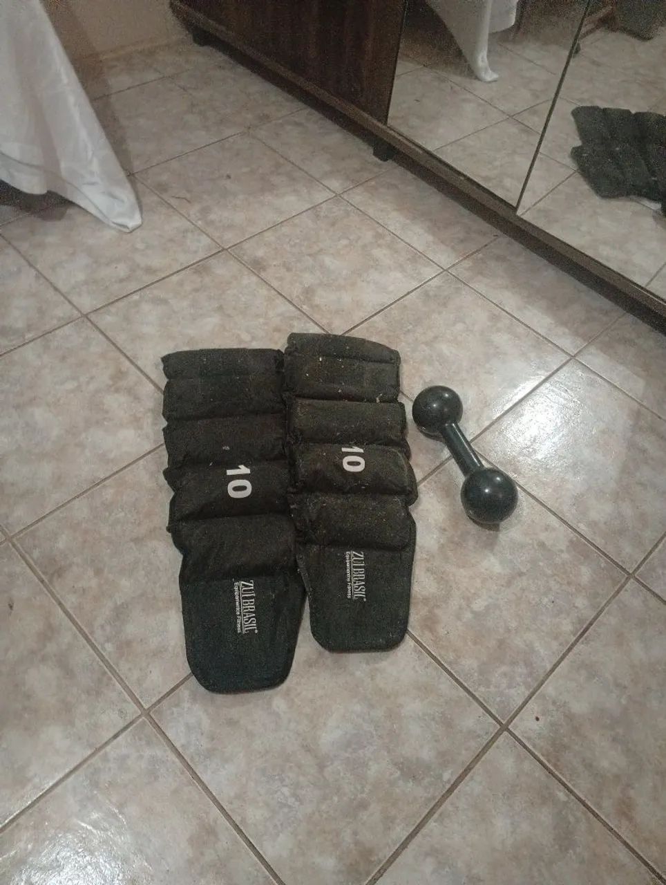 Vendo duas caneleira cada 10 kilos e um peso de 7 kilos 
