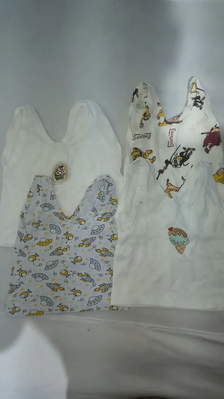 Roupas, bolsas e travesseiro de amamentar 
