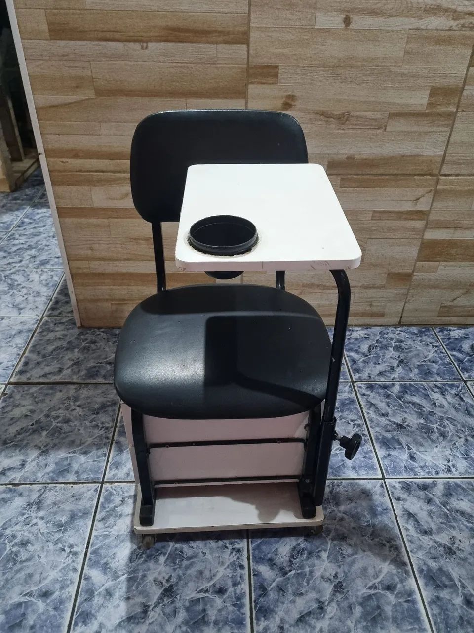 Cadeira para manicure usada.