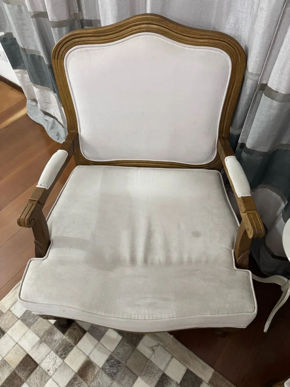 Par de Poltronas Clássicas de Madeira Estofadas - Foto 4