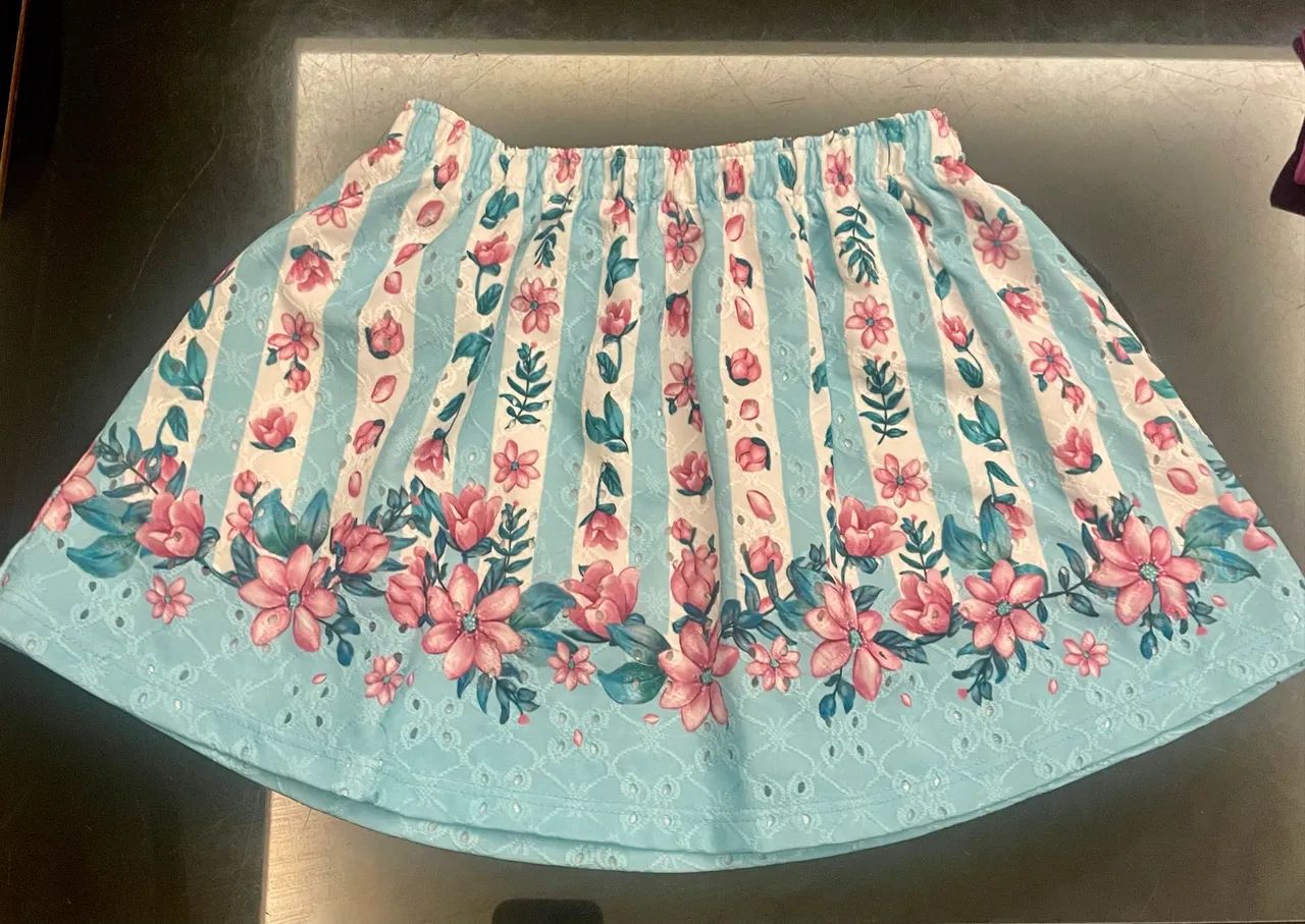Lote Vestido coisas de Maria e saias TAM 4