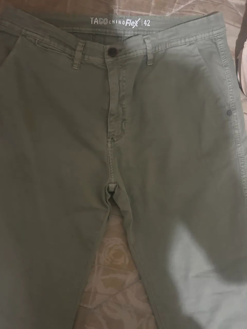Calça social chino,  taco, verde musgo. Nova.