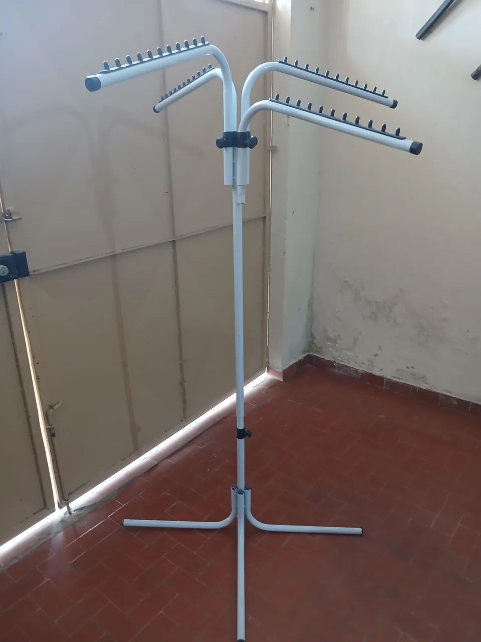Arara para pendurar roupas com tripé - Foto 3