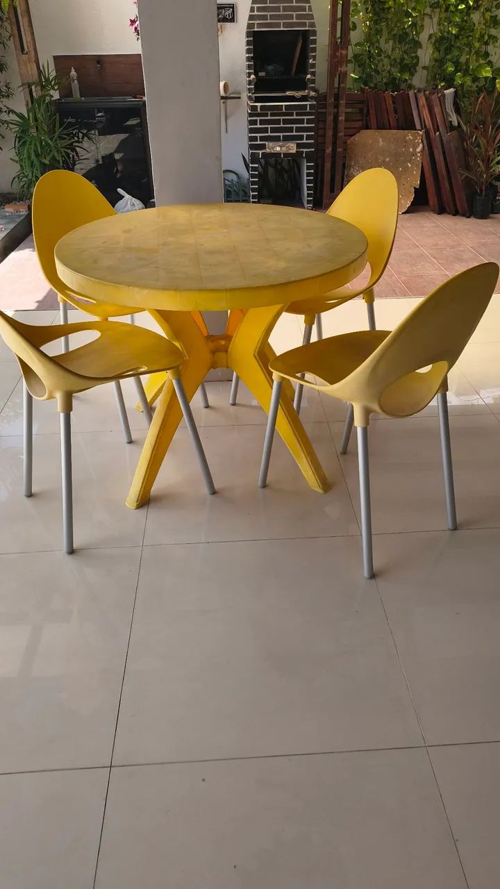 Mesa + 4 cadeiras empilháveis 