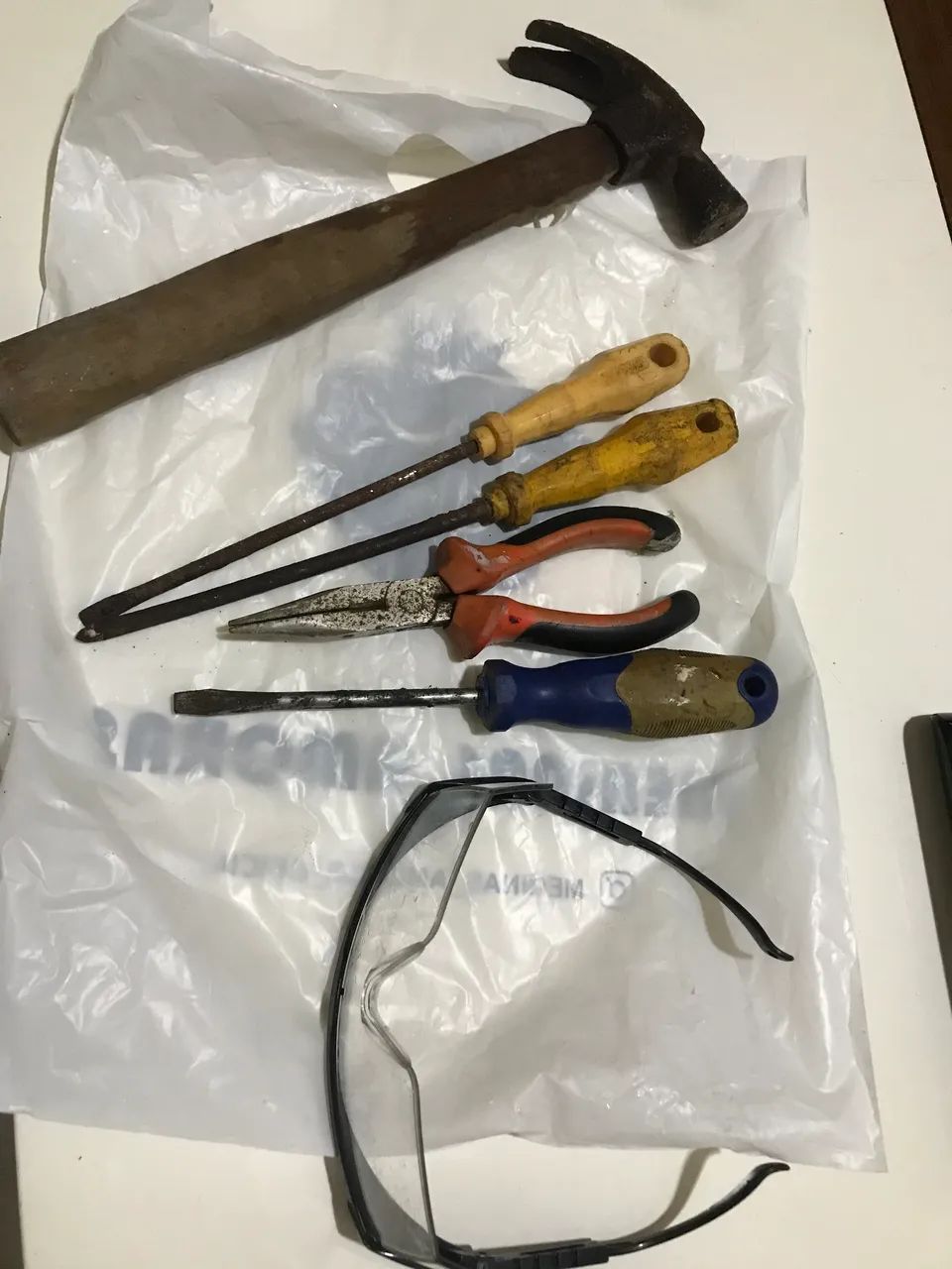 Conjunto de chave de fenda+ alicate + martelo + óculos de proteção