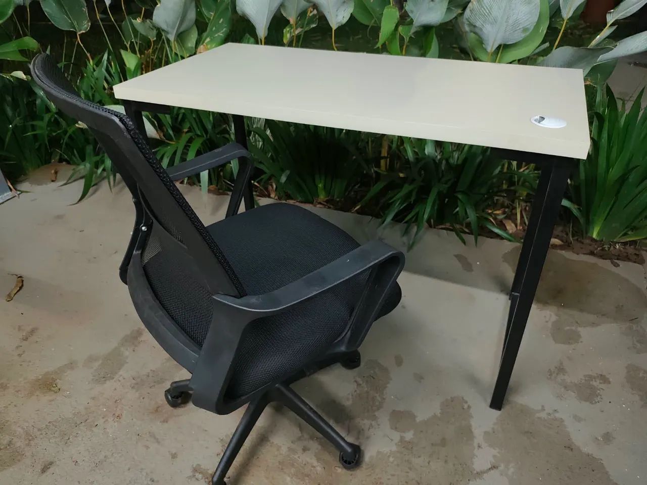 Vendo mesa e cadeira