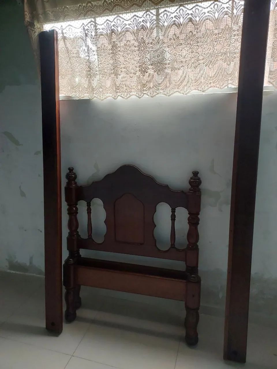 Cama de solteiro em madeira 
