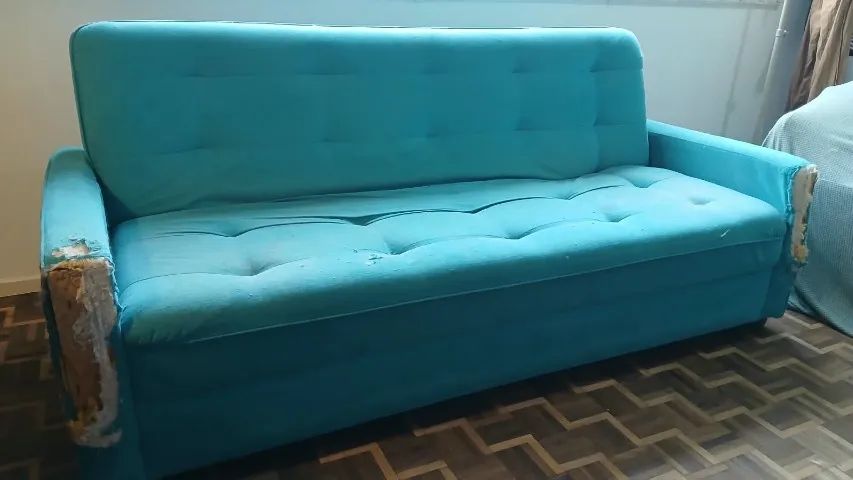 Sofá-cama com estrutura em madeira 