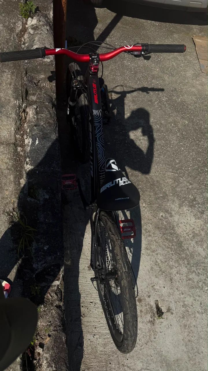 Bicicleta Absolute Brutus preto e vermelho 