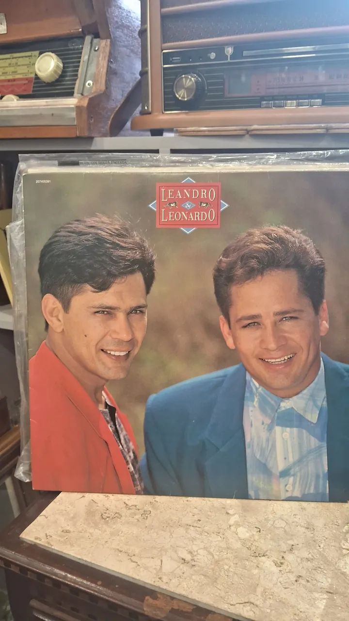 disco de vinil "Leandro & Leonardo Vol. 7" da renomada dupla sertaneja brasileira