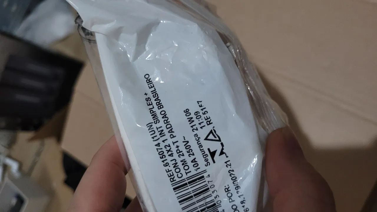 Conjunto 4x2 legrand pial plus tomada e interruptor 64962675005441121
