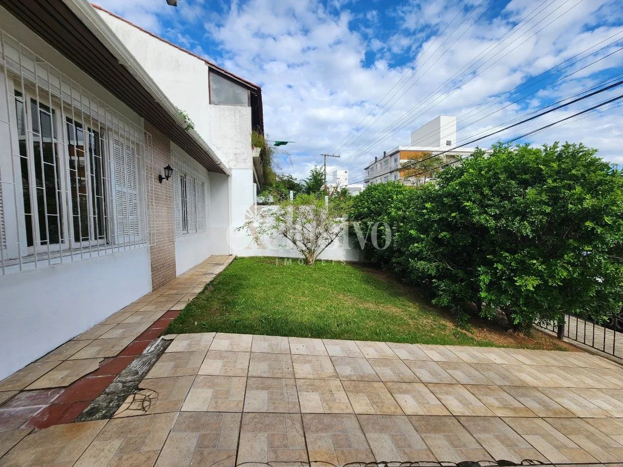 Casa para venda bem localizada em Coqueiros