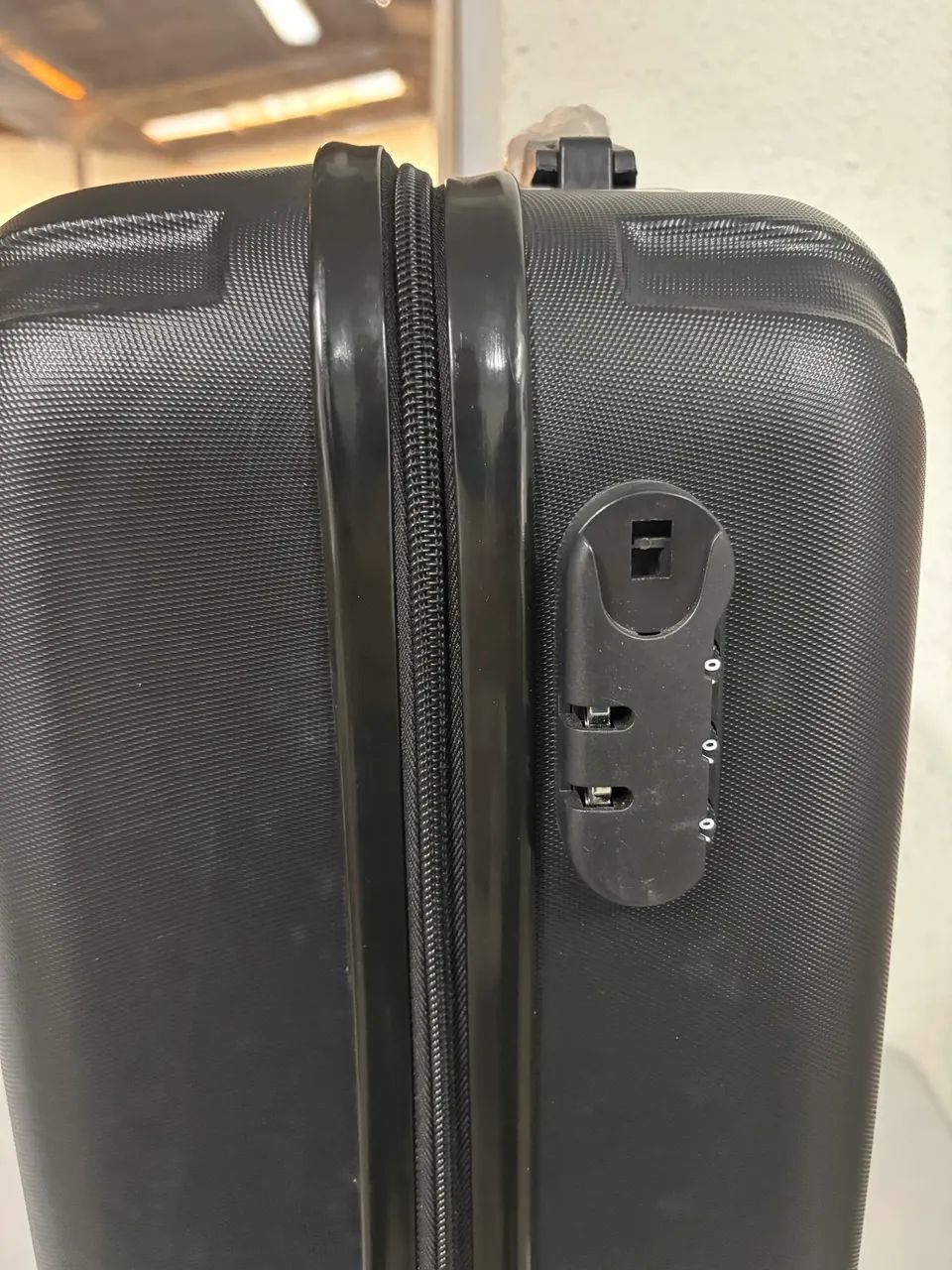 Mala de Bordo P - em ABS com defeito no cadeado e em um zíper  - Foto 5