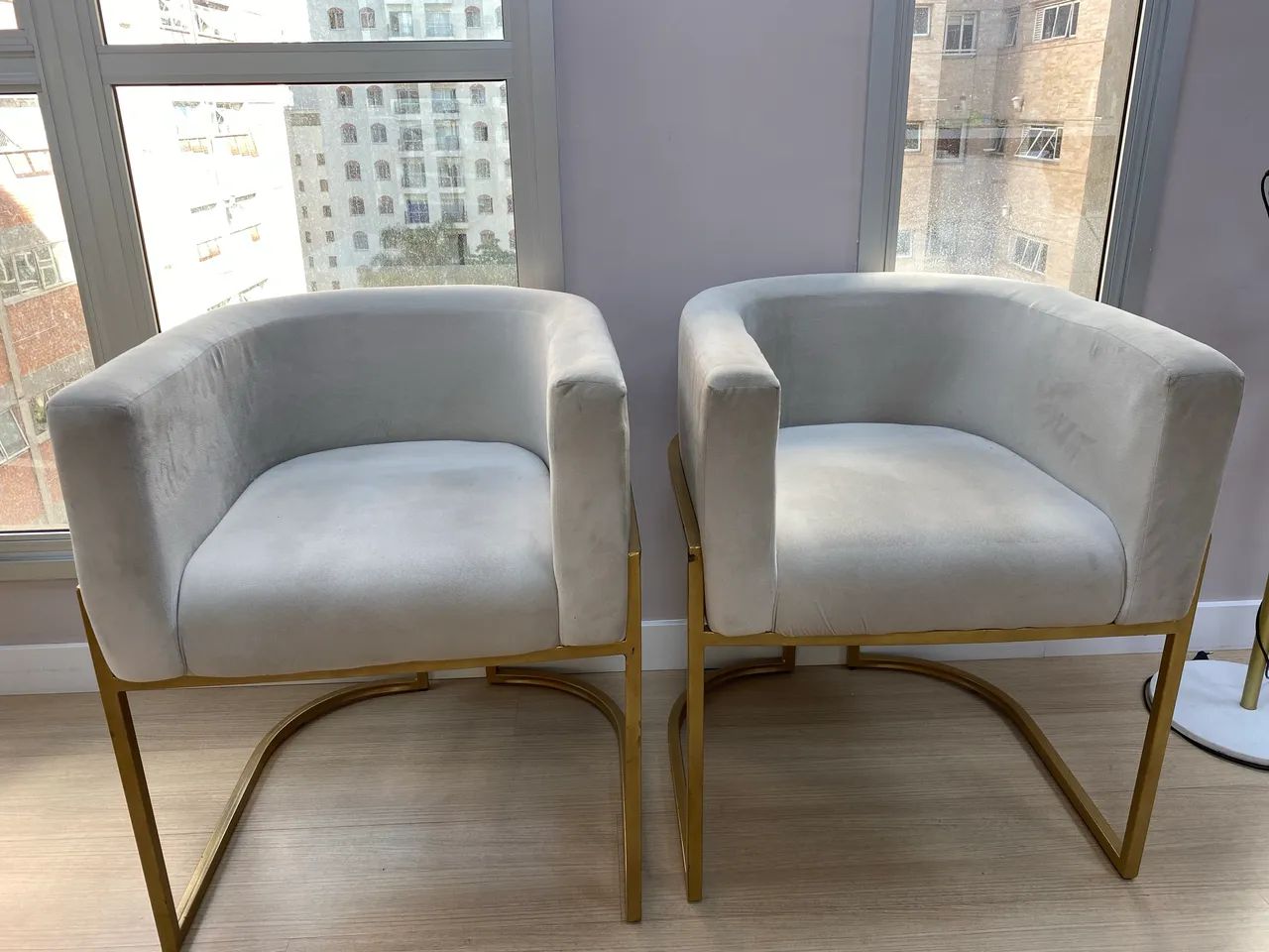 Duas poltronas de veludo bege