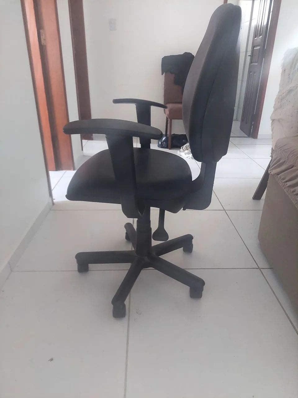 Vendo cadeira de escritório giratória de couro - Foto 3