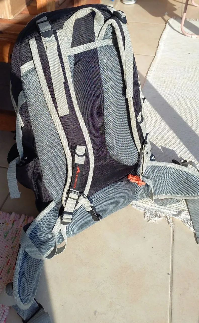 Mochila Commuter 35 litros Trilhas e Rumos Resistente capa - Foto 4