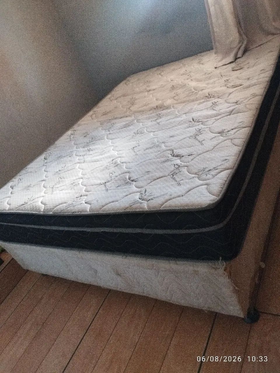 Cama box com colchão em bom estado 