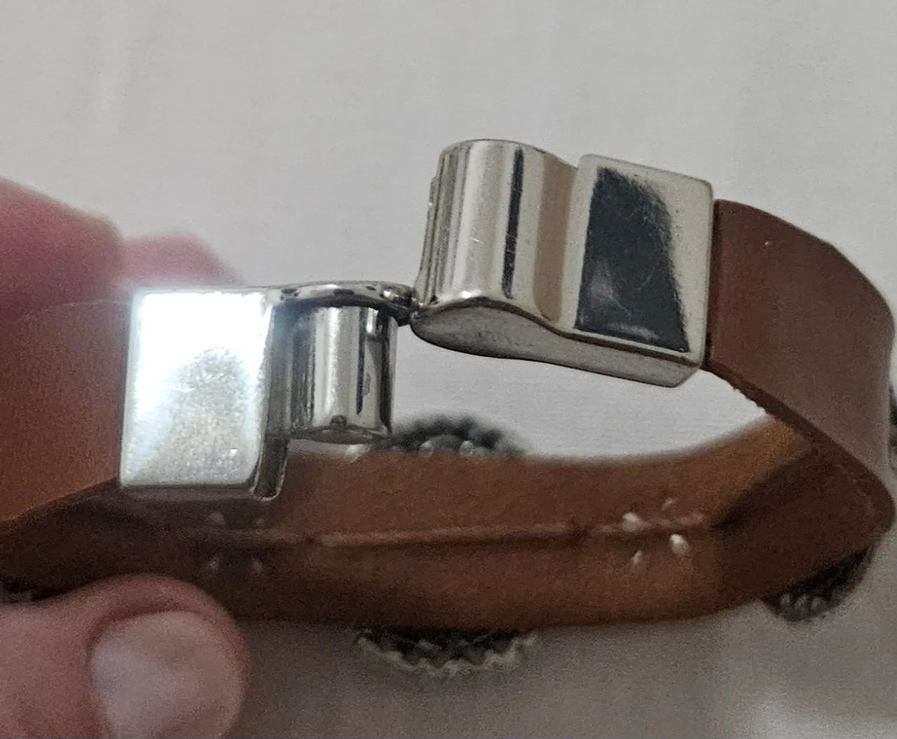 Pulseira com medalhas e fecho de ímã  - Foto 2