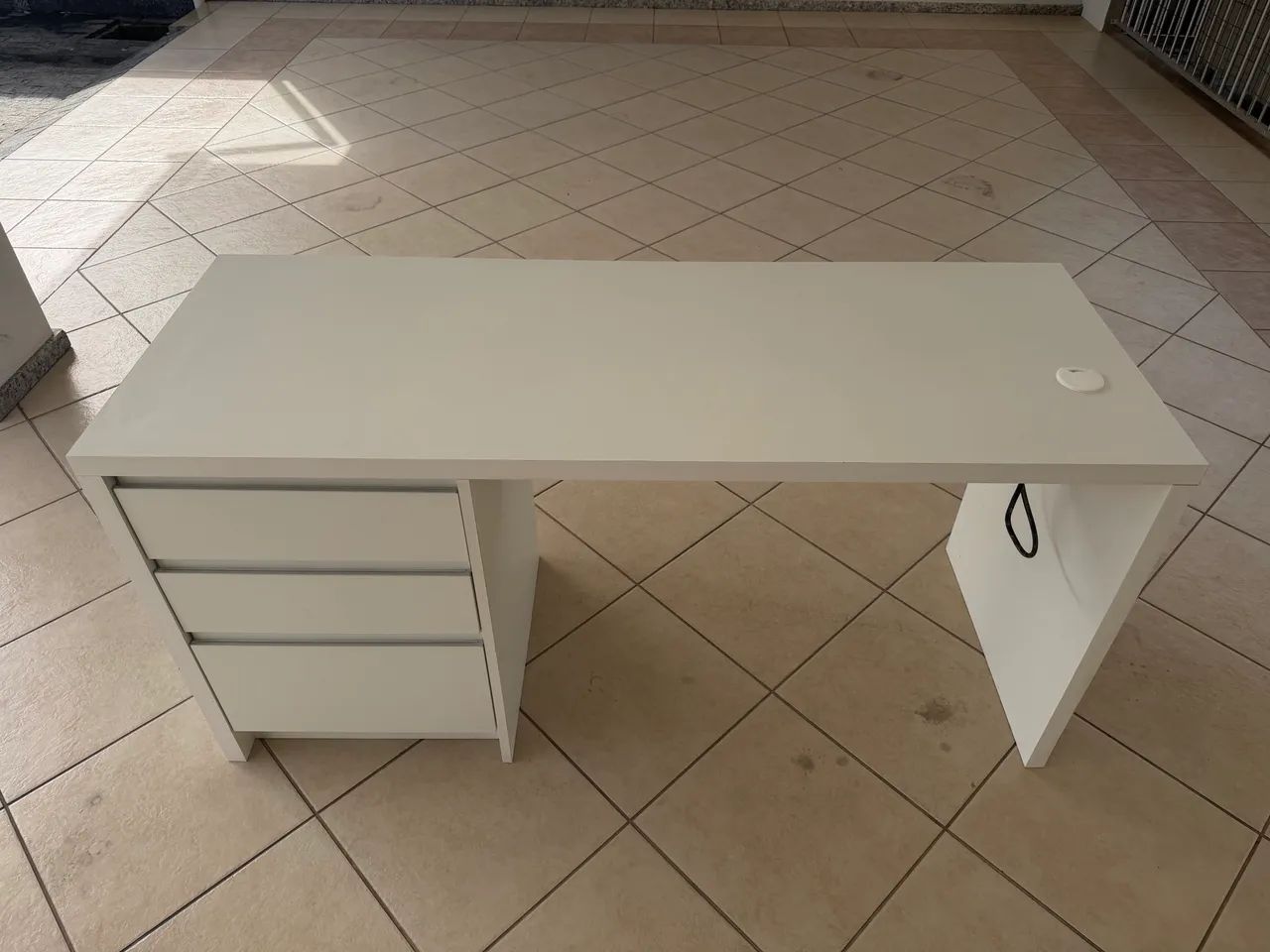 Mesa de escritório com gaveteiro 