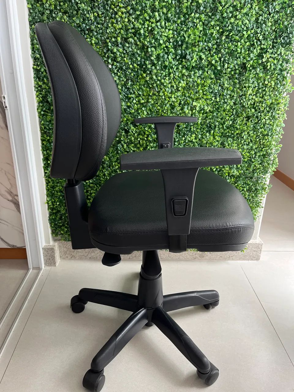 Cadeira Executiva Plus Back System - Vinil Preto - Foto 2