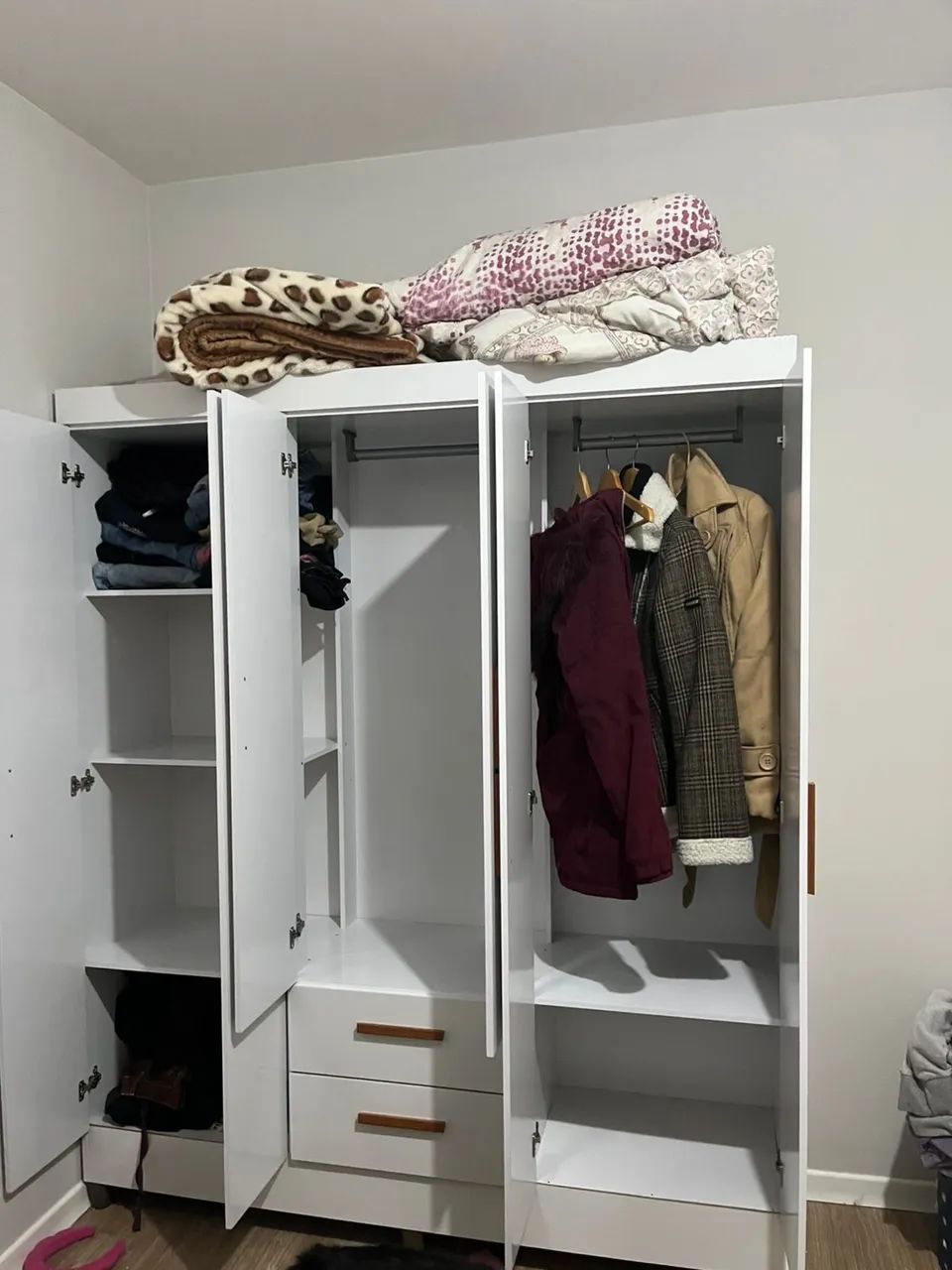 Guarda roupa seis portas