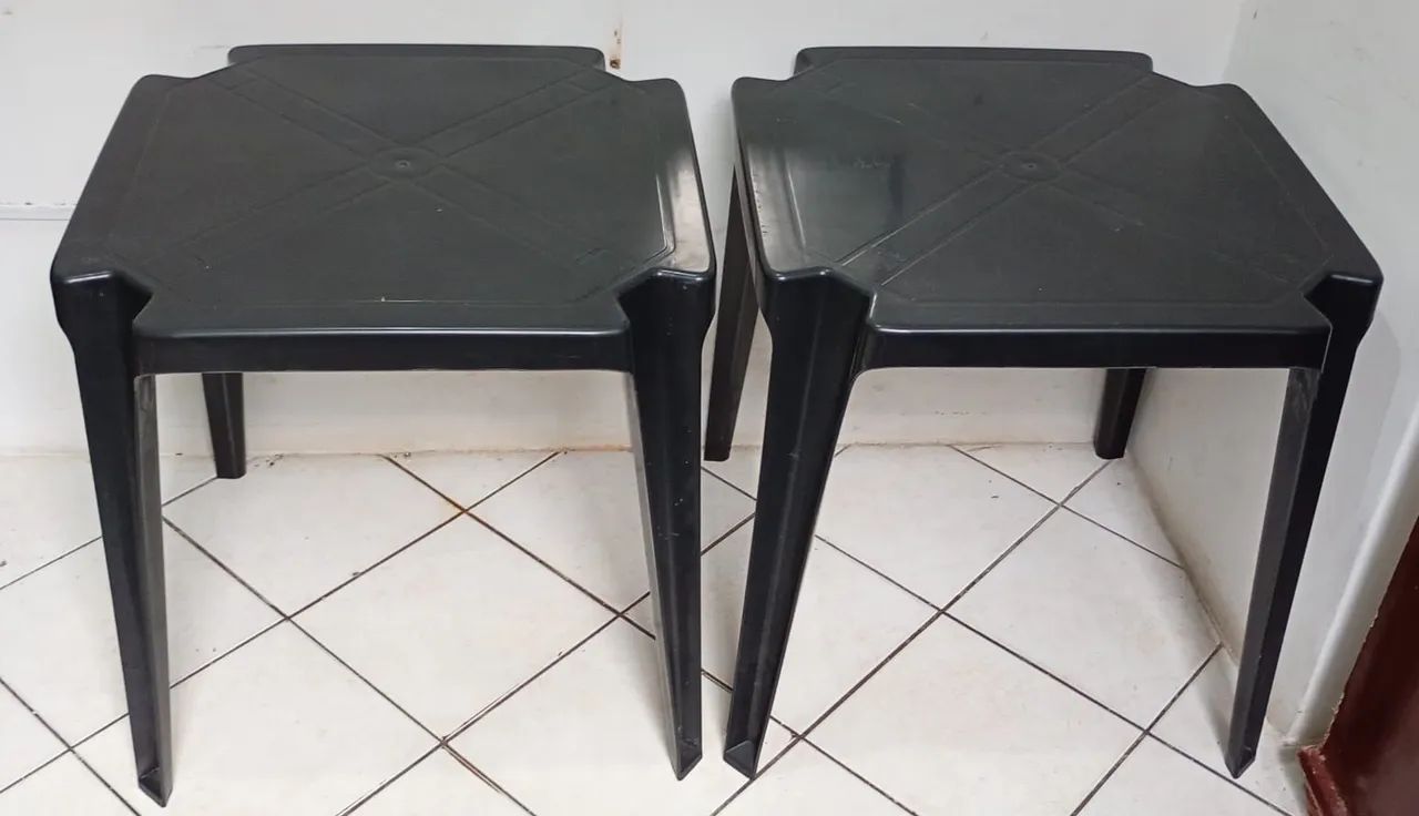 DUAS MESAS PLÁSTICAS