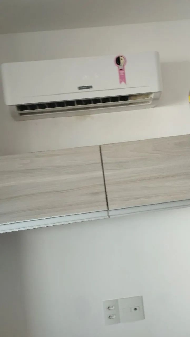 Ar condicionado bem conservado 