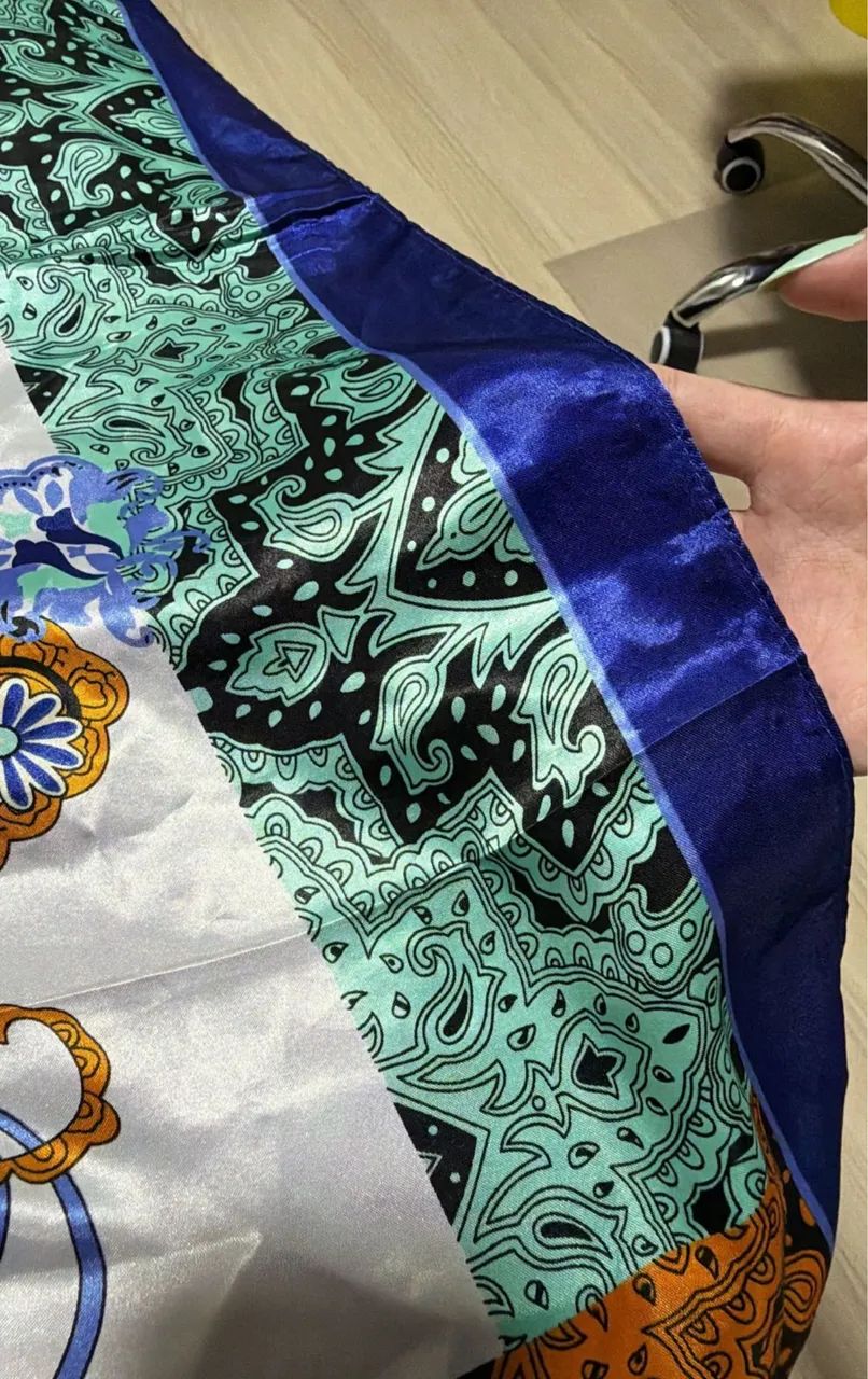 Lenço de cetim estampado nunca usado  - Foto 2