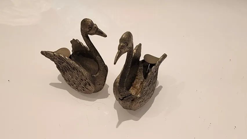 Par de cinzeiros em metal no formato de cisne