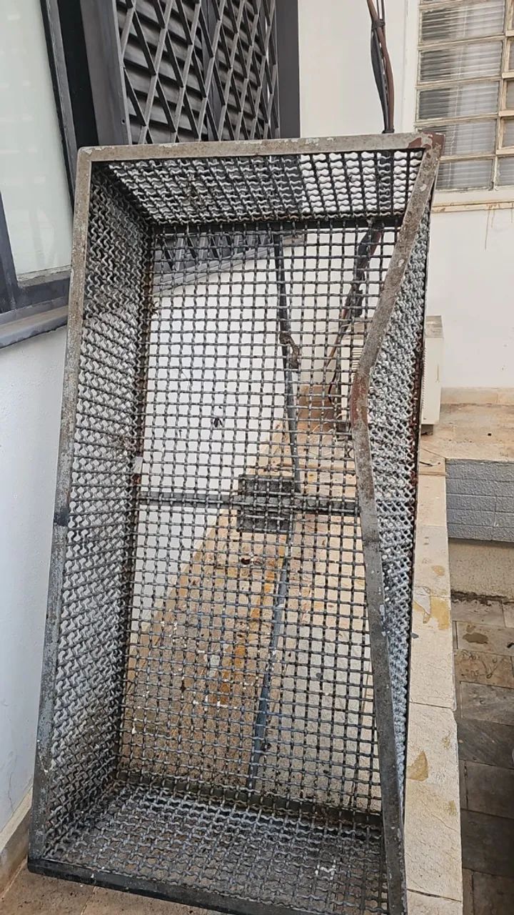 Lixeira de Ferro para Calçada / Muro - Resistente - Foto 3