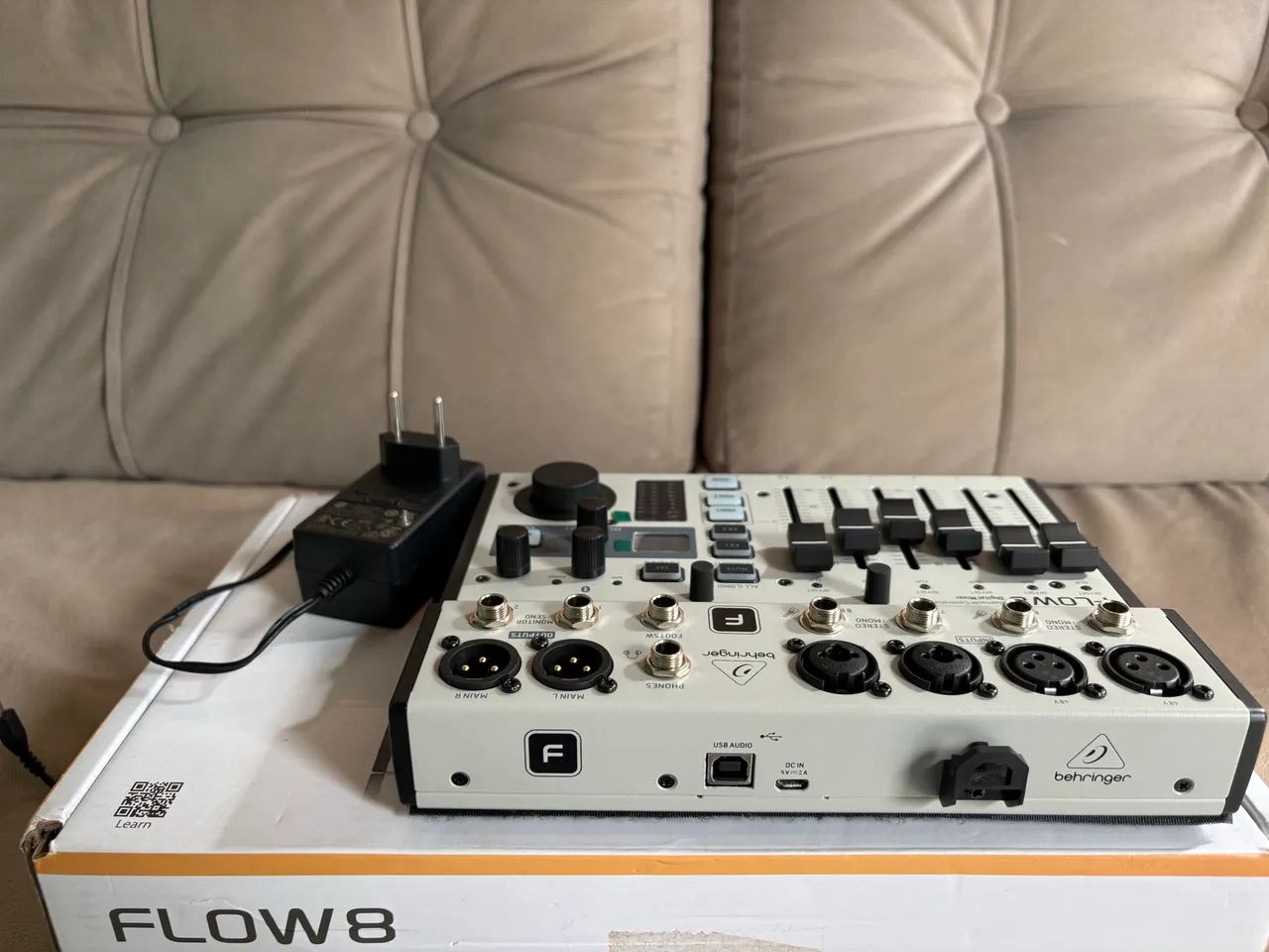 Vende-se mesa FLOW8 behring valor 1800