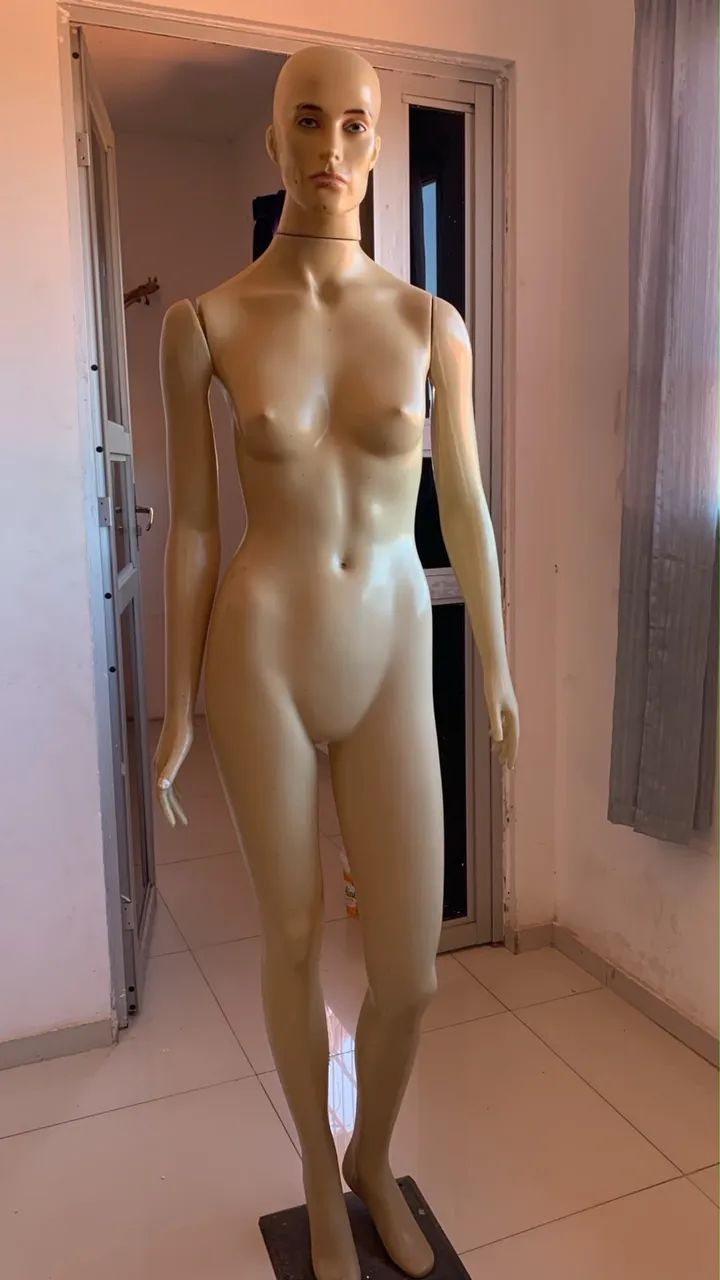 Manequim Feminino Inteiro com Cabeça e Base - Foto 2