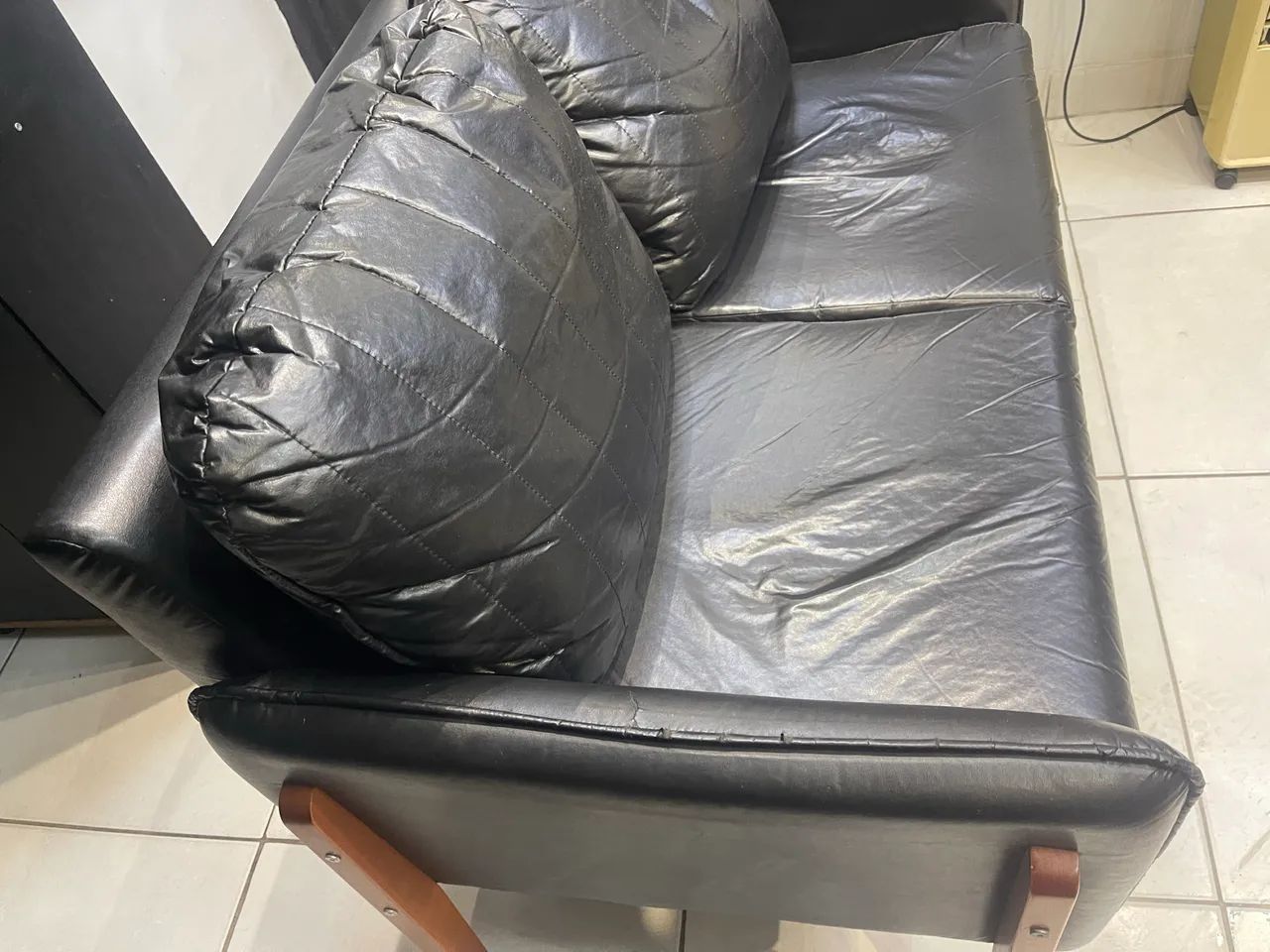 Sofá de couro sintético 