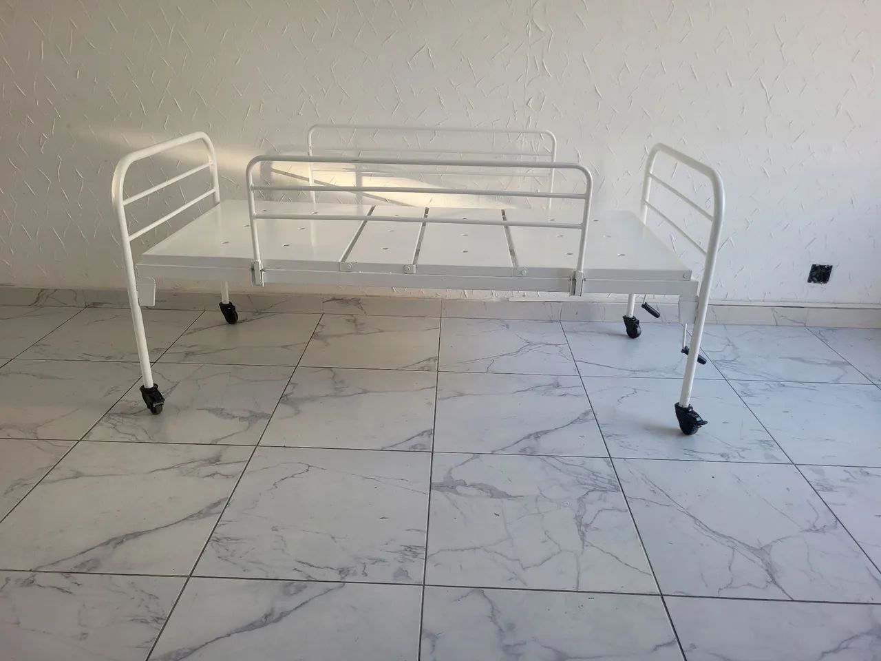 Cama hospitalar manual com 2 manivelas  - Foto 3