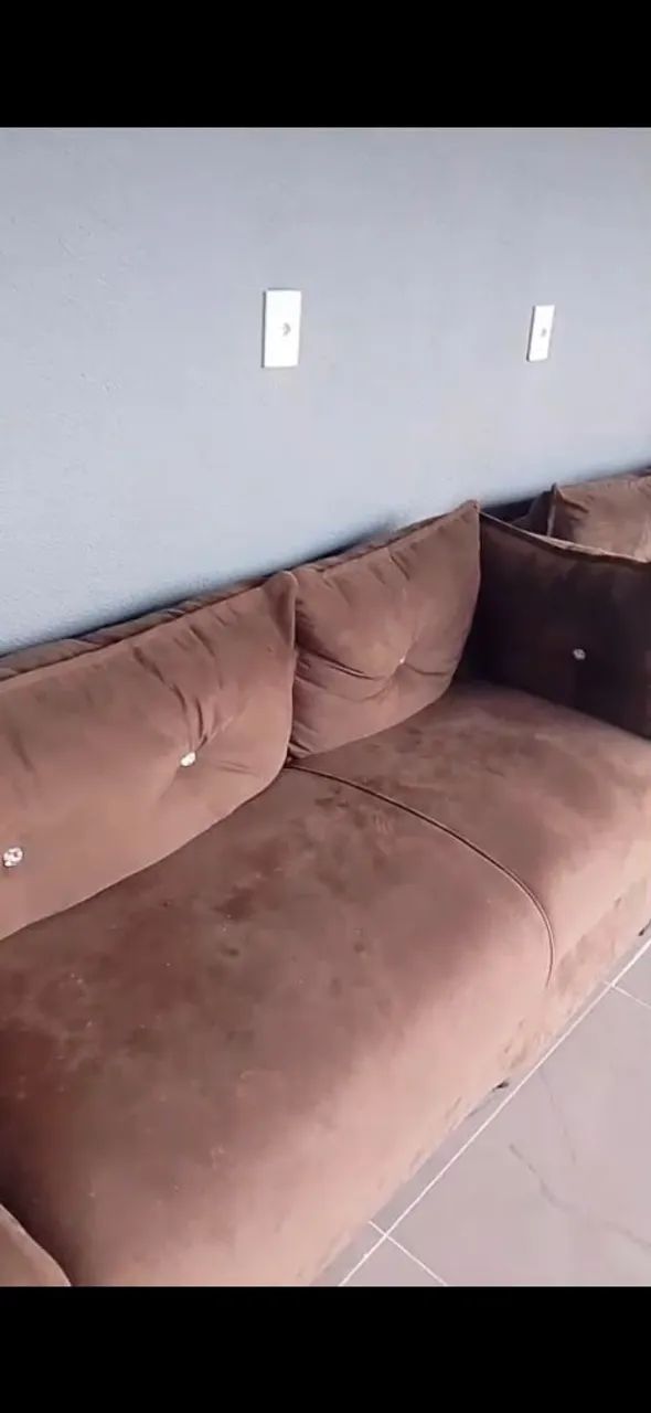 Sofá novo sem marcas de uso.