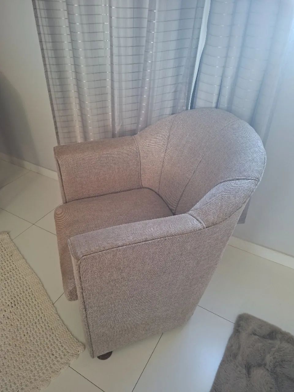 Poltrona de tecido reforçado cinza claro