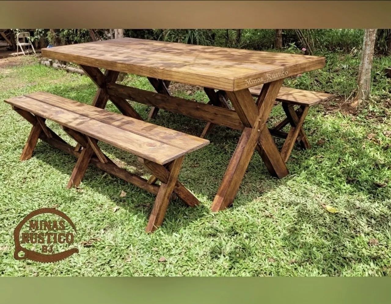 Mesa com 2 bancos pé serrado