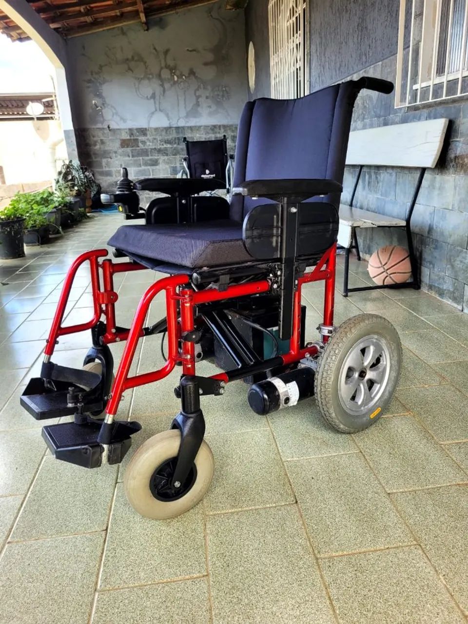 Vendo cadeira de rodas motorizada  - Foto 3