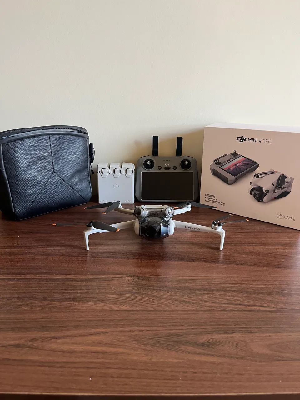 DJI MINI 4 PRO FLY MORE COMBO - CONTROLE COM TELA - IMPECÁVEL - Foto 5