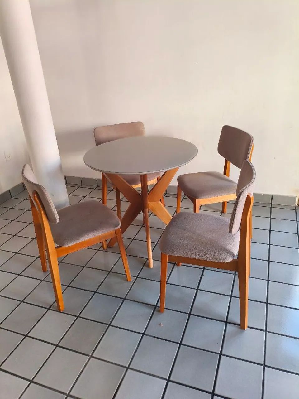 Mesa redonda  em laca. 0,8x0,8m e 4 cad