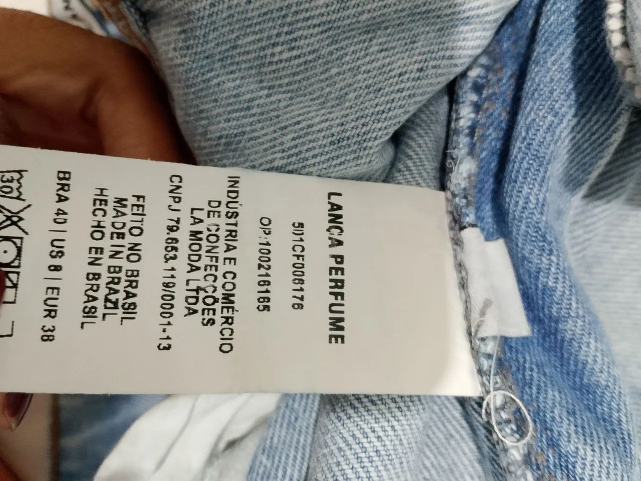 Calça jeans lança perfume