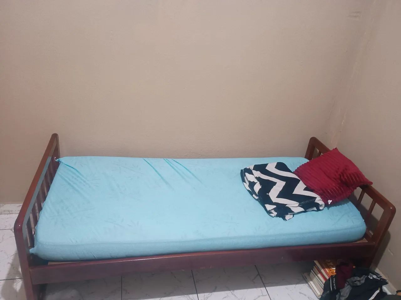 Cama de madeira com colchão 