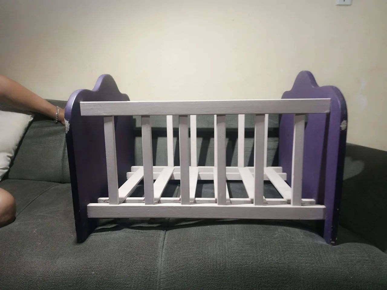 Berço de madeira de brinquedo 