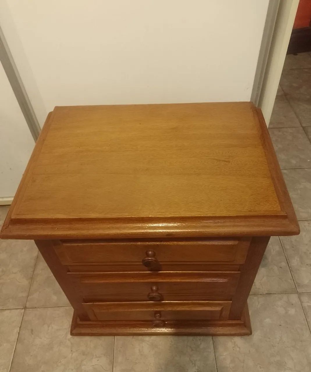 Mesa cabeceira em madeira maciça  - Foto 3