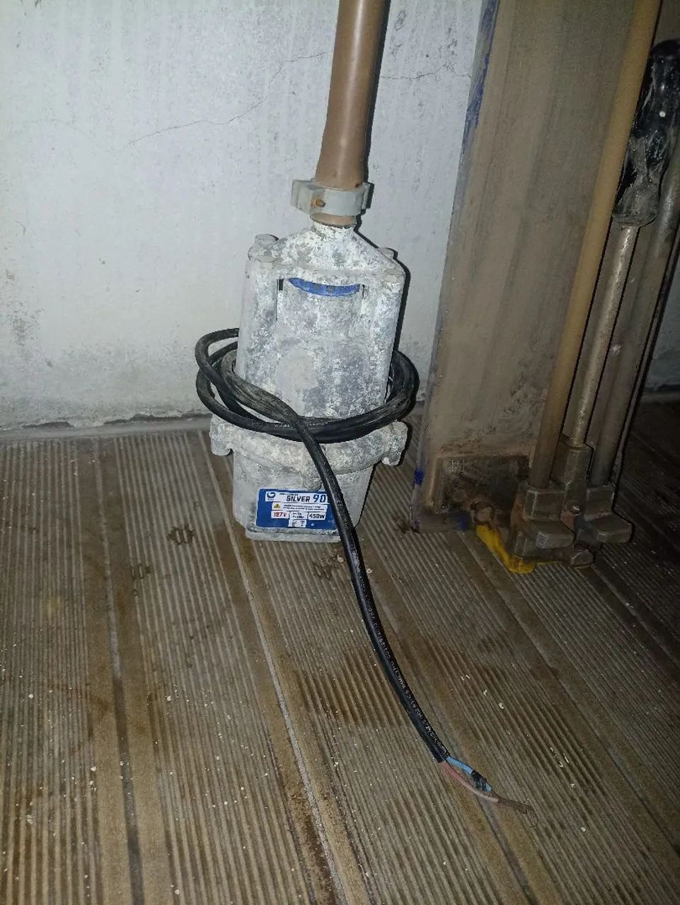 Vendo ferramentas e bomba d'água 