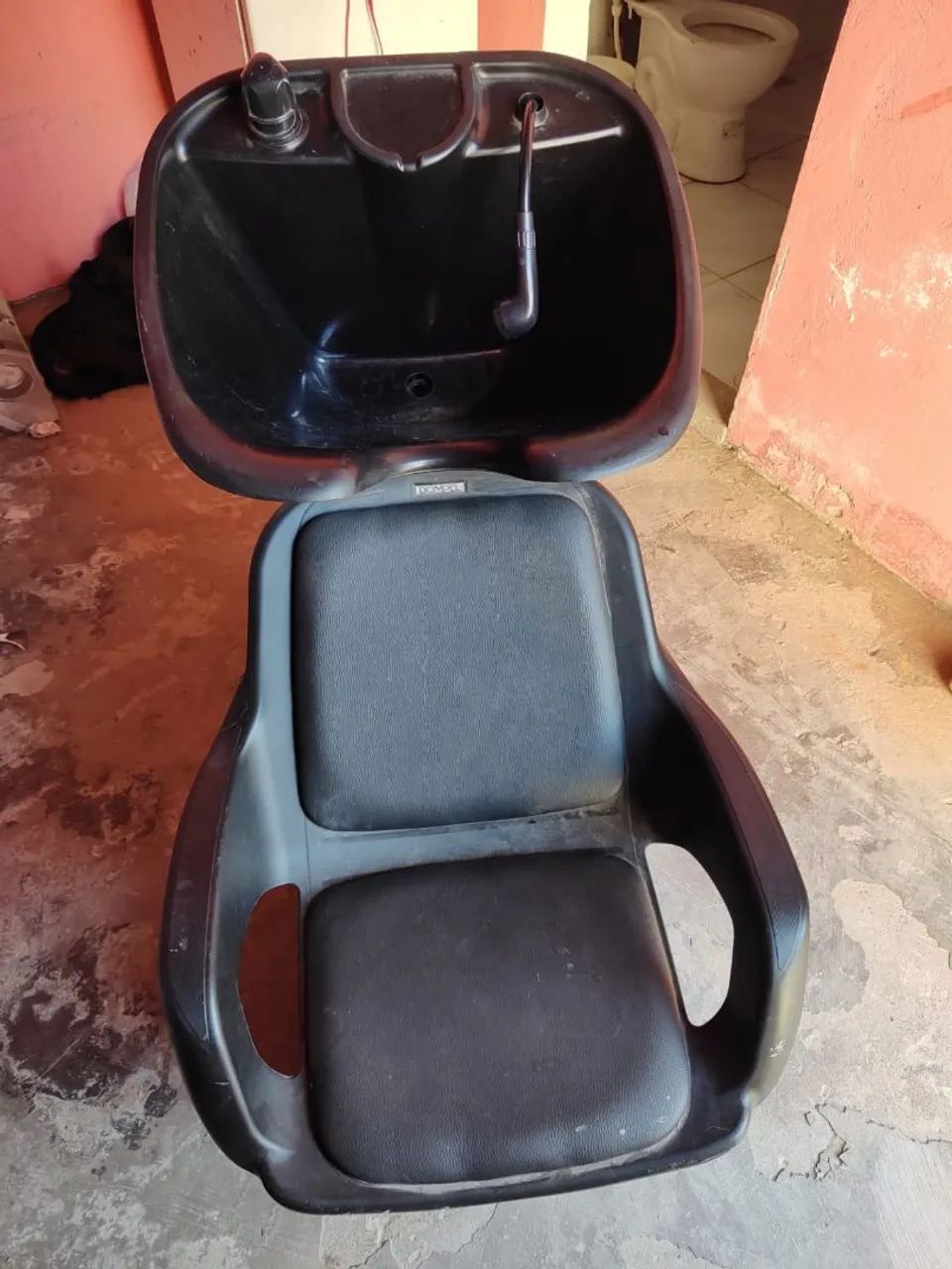 Cadeira e lavatório pra vender logo  - Foto 2