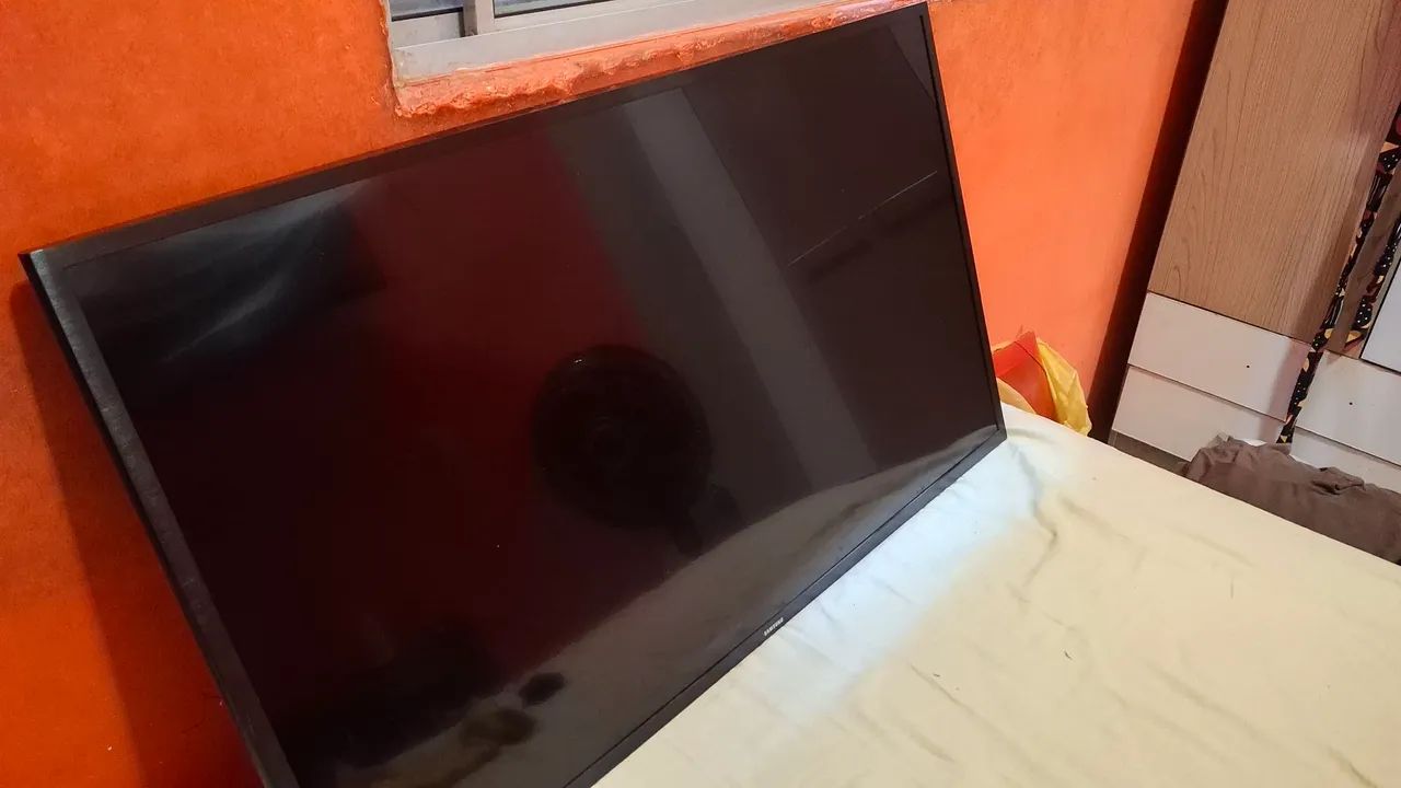 TV Samsung Smart LED 43" com Defeito no Backlight (Tem som mas sem imagem) Retirada Peças  - Foto 3