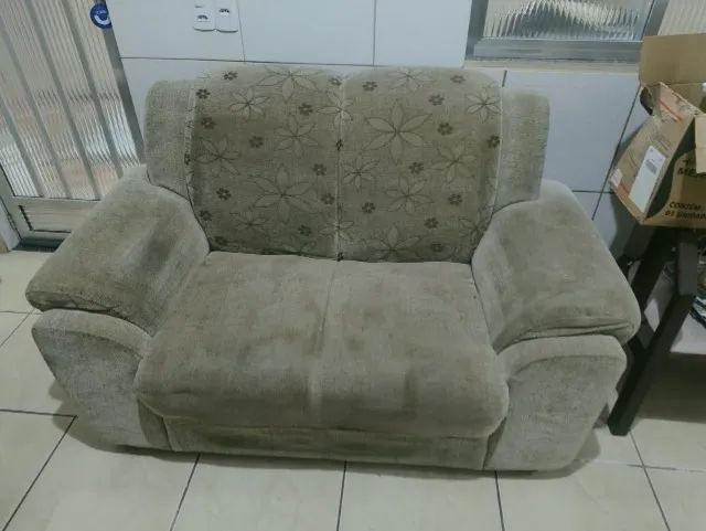 Vendo um sofá de dois lugares.